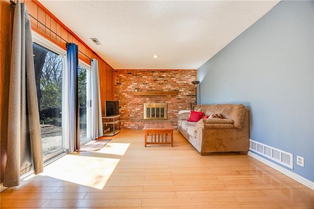 3421 W 10th Place, Lawrence, KS 66049