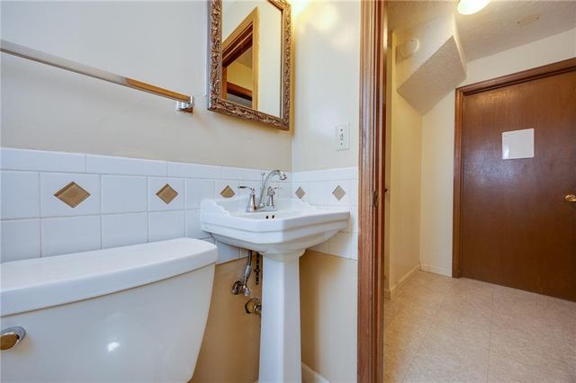 3421 W 10th Place, Lawrence, KS 66049