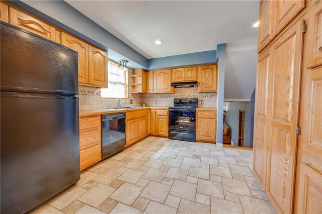 3421 W 10th Place, Lawrence, KS 66049