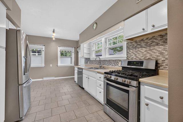 327 McClellan Boulevard, Davenport, IA 52803