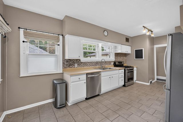 327 McClellan Boulevard, Davenport, IA 52803
