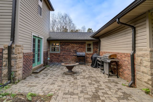 335 Pleasant Hill Place, Bluff City, TN 37618