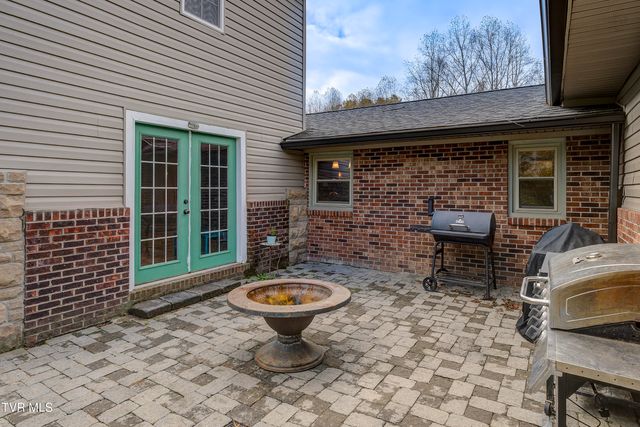 335 Pleasant Hill Place, Bluff City, TN 37618