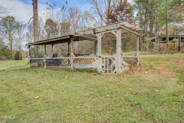 335 Pleasant Hill Place, Bluff City, TN 37618