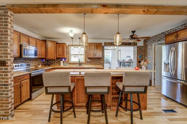 335 Pleasant Hill Place, Bluff City, TN 37618