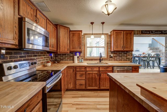 335 Pleasant Hill Place, Bluff City, TN 37618