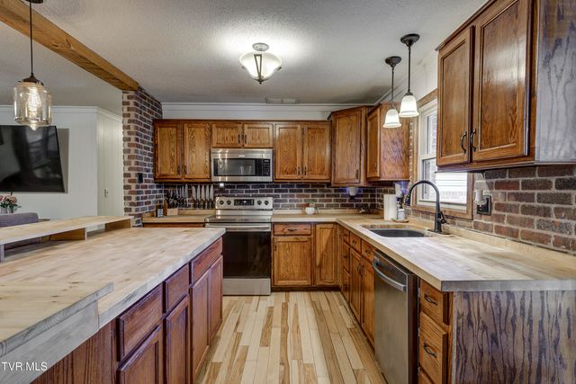 335 Pleasant Hill Place, Bluff City, TN 37618