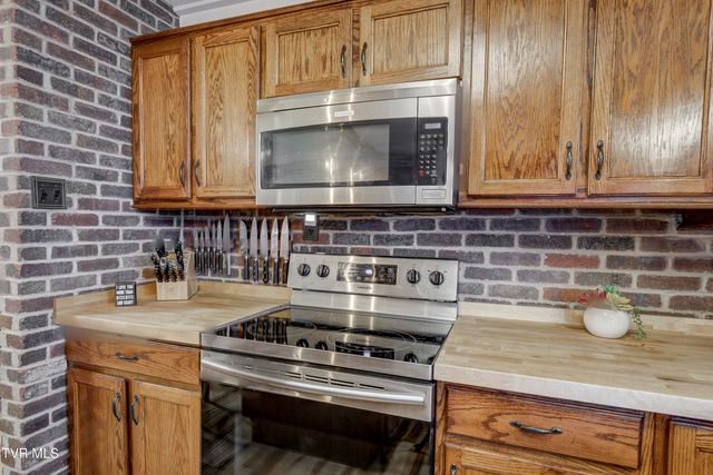 335 Pleasant Hill Place, Bluff City, TN 37618