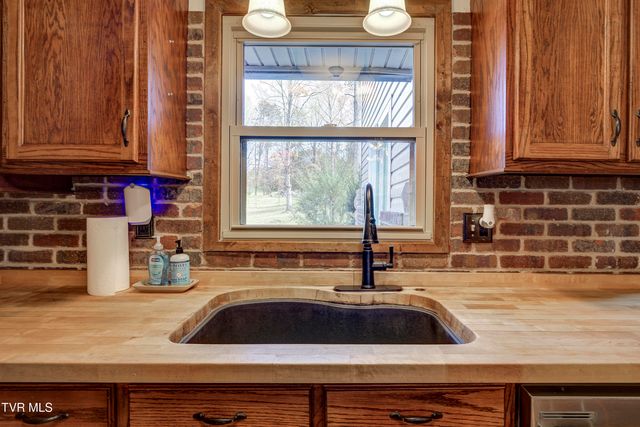 335 Pleasant Hill Place, Bluff City, TN 37618