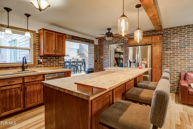 335 Pleasant Hill Place, Bluff City, TN 37618