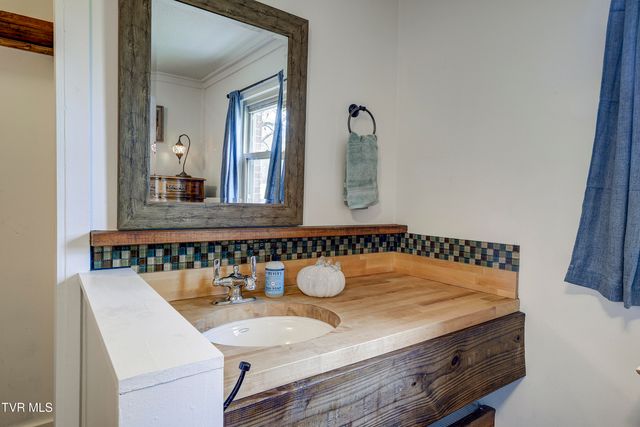 335 Pleasant Hill Place, Bluff City, TN 37618