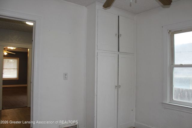 2421 S Rundle Avenue, Lansing, MI 48910