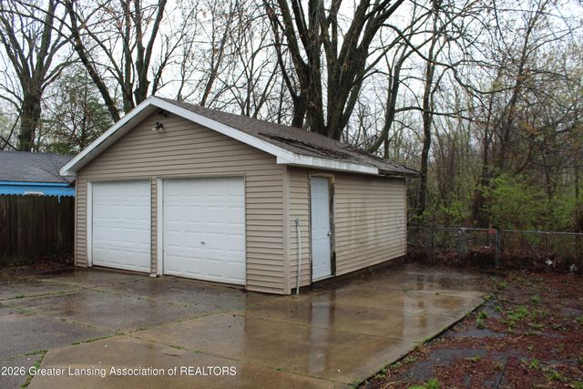 2421 S Rundle Avenue, Lansing, MI 48910