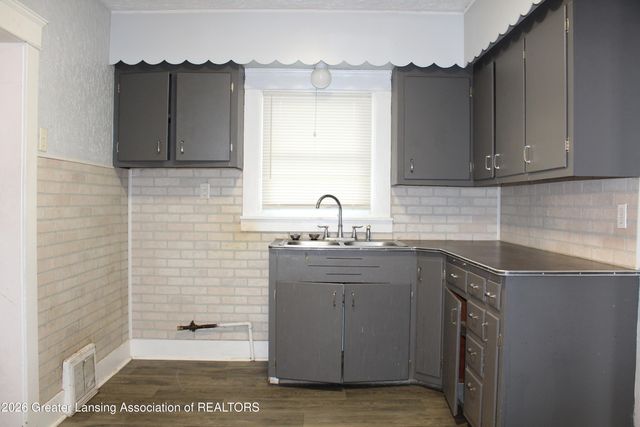 2421 S Rundle Avenue, Lansing, MI 48910