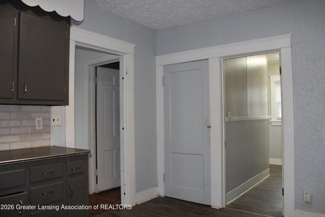 2421 S Rundle Avenue, Lansing, MI 48910
