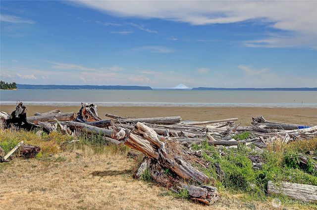 846 Livingston Bay Shore Drive, Camano Island, WA 98282