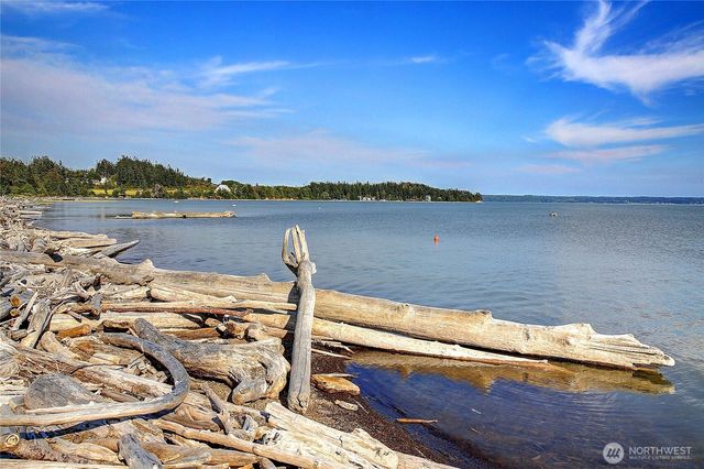 846 Livingston Bay Shore Drive, Camano Island, WA 98282