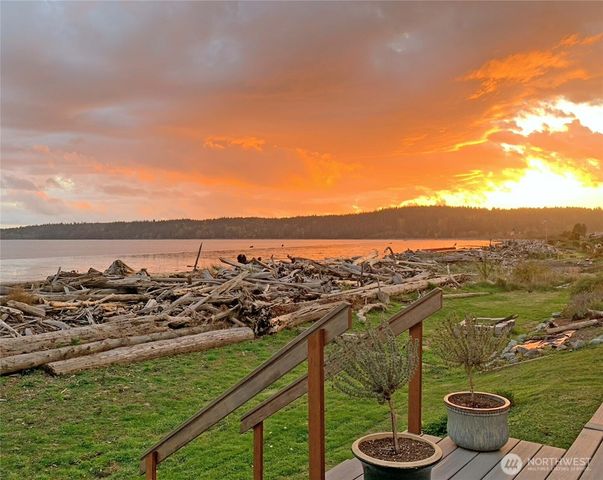 846 Livingston Bay Shore Drive, Camano Island, WA 98282
