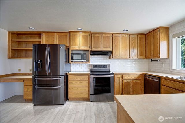 846 Livingston Bay Shore Drive, Camano Island, WA 98282