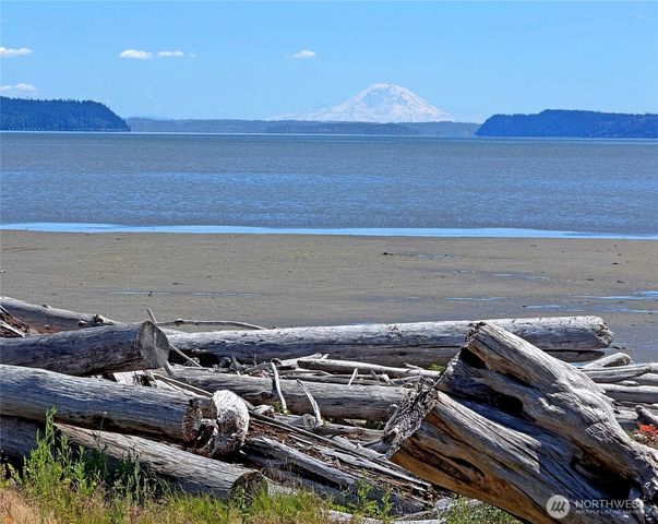 846 Livingston Bay Shore Drive, Camano Island, WA 98282