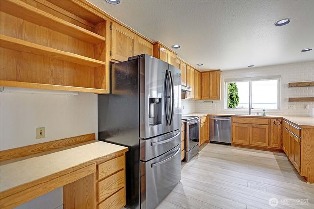 846 Livingston Bay Shore Drive, Camano Island, WA 98282