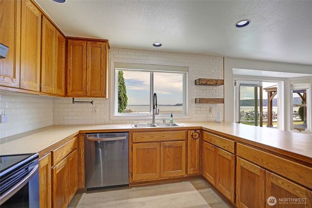 846 Livingston Bay Shore Drive, Camano Island, WA 98282