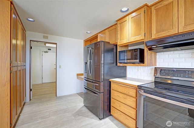 846 Livingston Bay Shore Drive, Camano Island, WA 98282