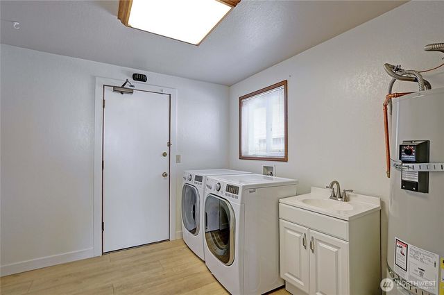 846 Livingston Bay Shore Drive, Camano Island, WA 98282