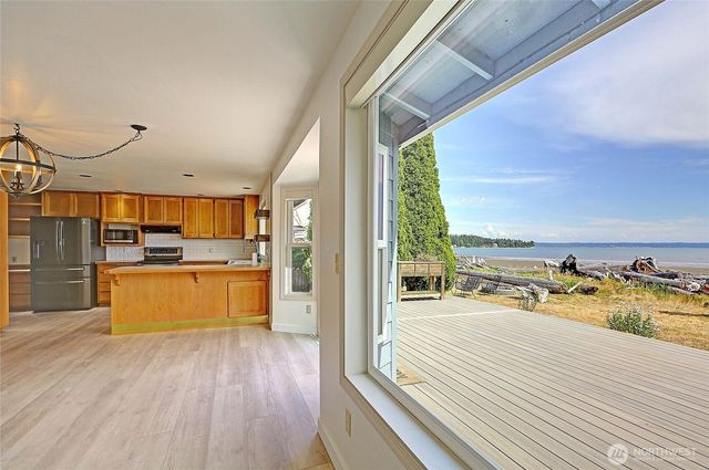 846 Livingston Bay Shore Drive, Camano Island, WA 98282
