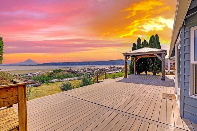 846 Livingston Bay Shore Drive, Camano Island, WA 98282