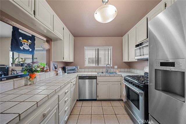7130 Glade Avenue J, Canoga Park, CA 91303