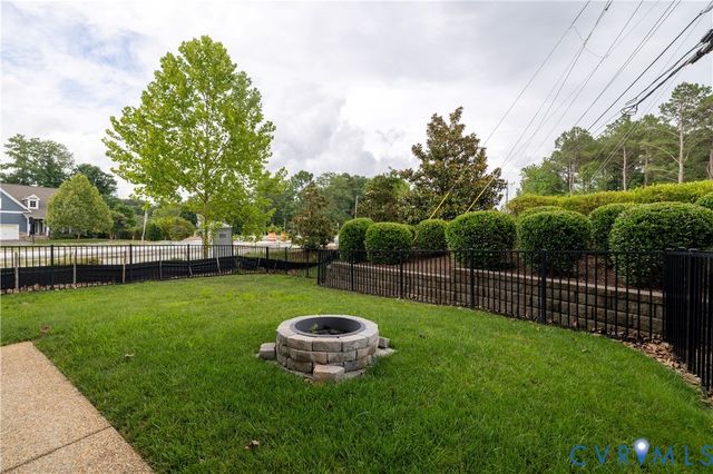 4557 Whinny Ln, Glen Allen, VA 23060
