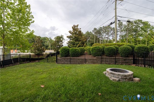 4557 Whinny Ln, Glen Allen, VA 23060