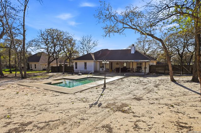 528 Jacobs, La Vernia, TX 78121
