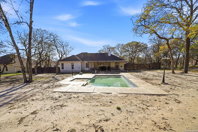 528 Jacobs, La Vernia, TX 78121