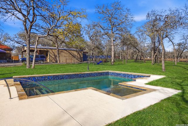 528 Jacobs, La Vernia, TX 78121