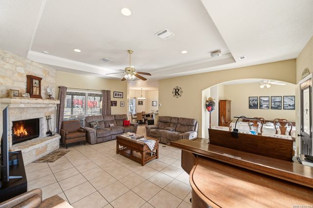 528 Jacobs, La Vernia, TX 78121