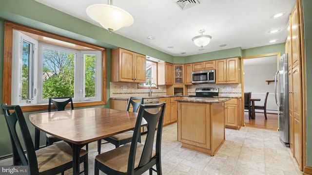 17 TEAKWOOD TER, Norristown, PA 19403