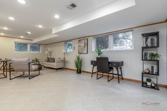 216 Valley View Court, Wilmette, IL 60091