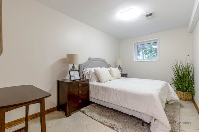 216 Valley View Court, Wilmette, IL 60091