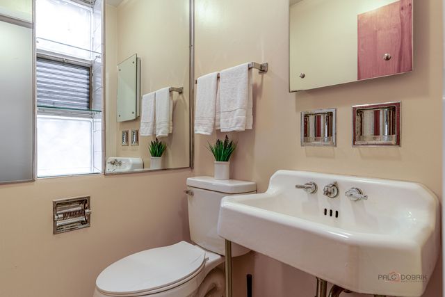 216 Valley View Court, Wilmette, IL 60091