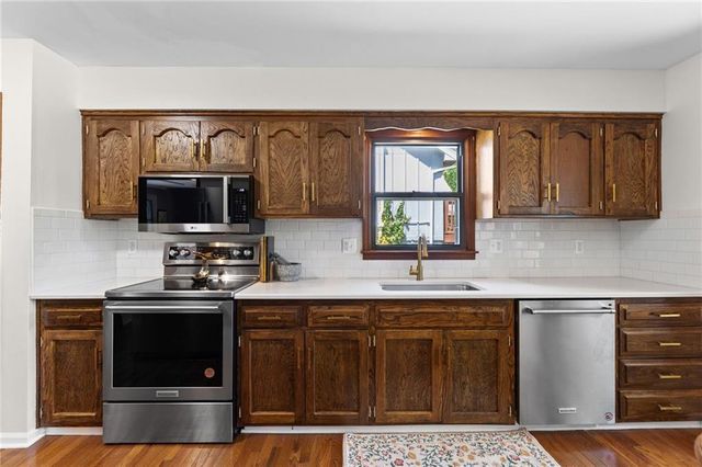 6439 GREENWOOD Street, Shawnee, KS 66216
