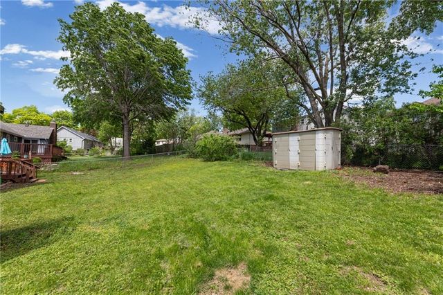 6439 GREENWOOD Street, Shawnee, KS 66216