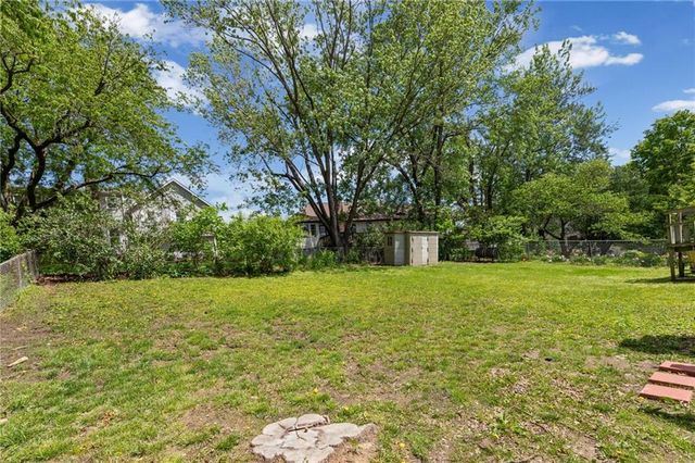 6439 GREENWOOD Street, Shawnee, KS 66216