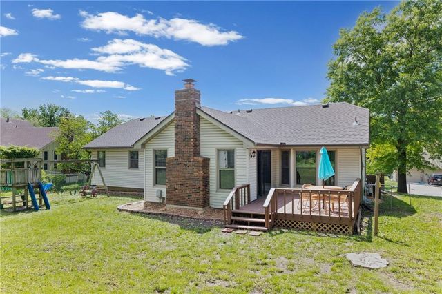 6439 GREENWOOD Street, Shawnee, KS 66216