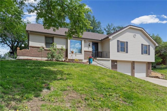 6439 GREENWOOD Street, Shawnee, KS 66216