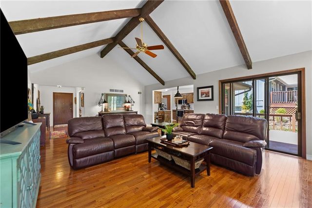 6439 GREENWOOD Street, Shawnee, KS 66216