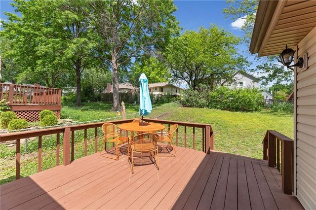6439 GREENWOOD Street, Shawnee, KS 66216