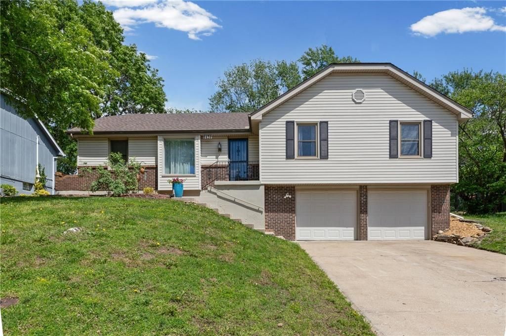 6439 GREENWOOD Street, Shawnee, KS 66216
