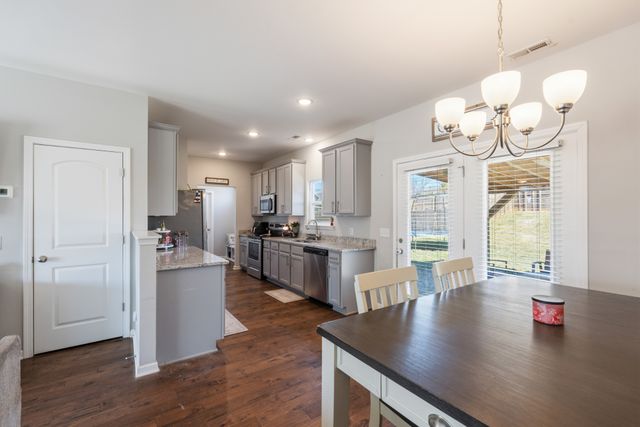 714 Monarchos Bnd, Burns, TN 37029